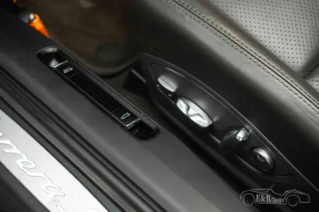 Porsche 911 view 7