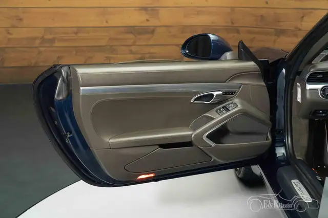 Porsche 911 view 15
