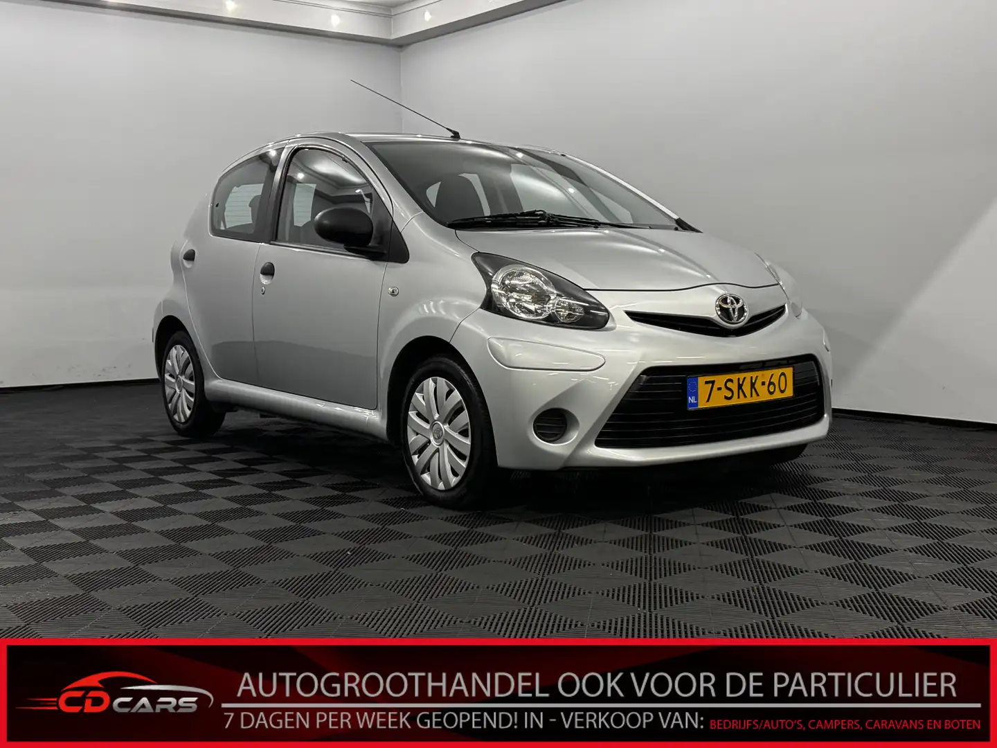 Toyota Aygo 1.0 VVT-i Now Inruilauto’s tegen vaste prijzen. Vo Gris - 1