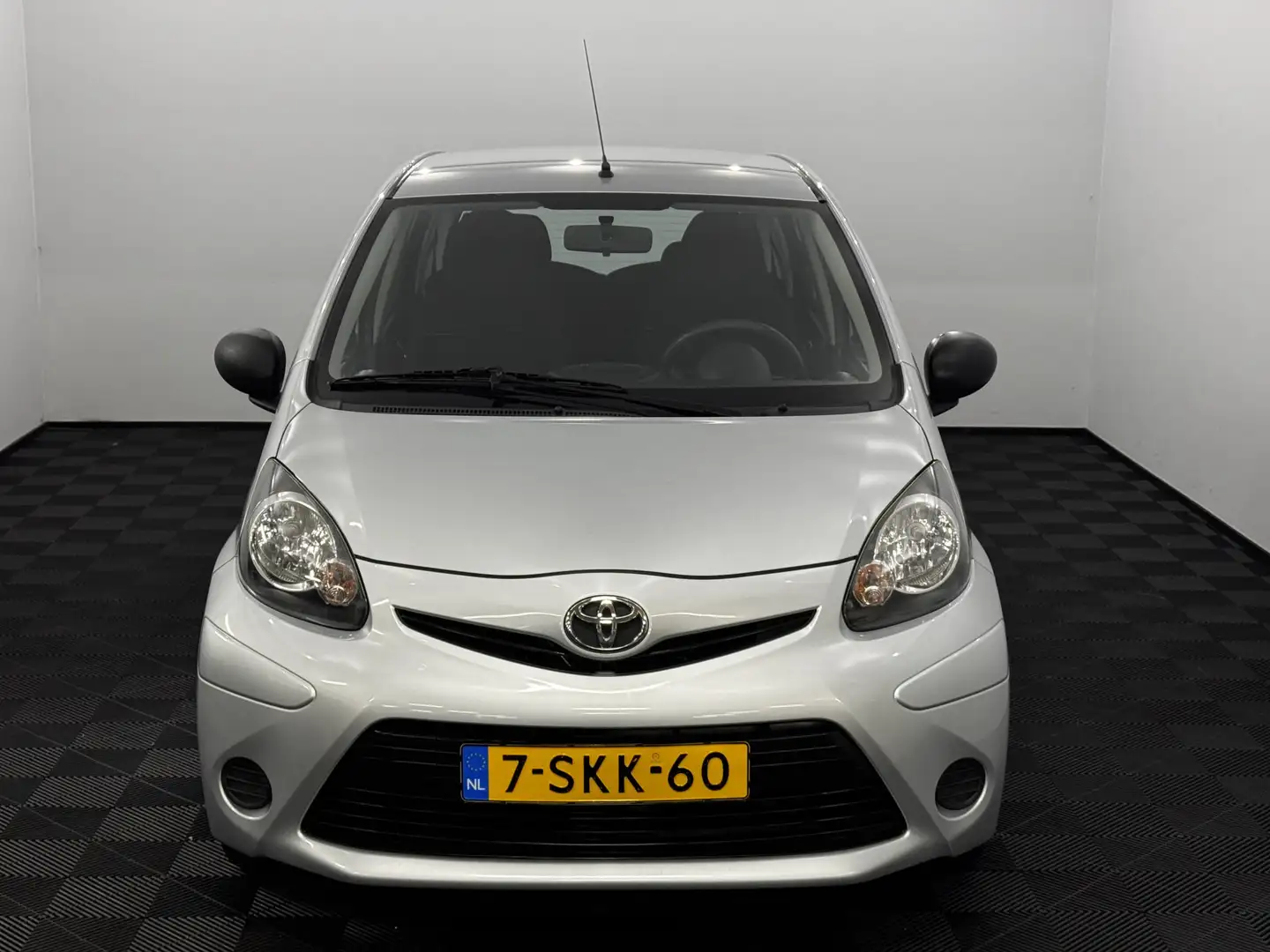 Toyota Aygo 1.0 VVT-i Now Inruilauto’s tegen vaste prijzen. Vo Gris - 2