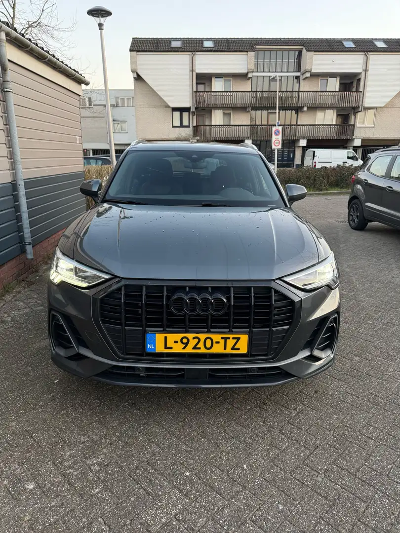 Audi Q3 35 TFSI edition one Grijs - 2