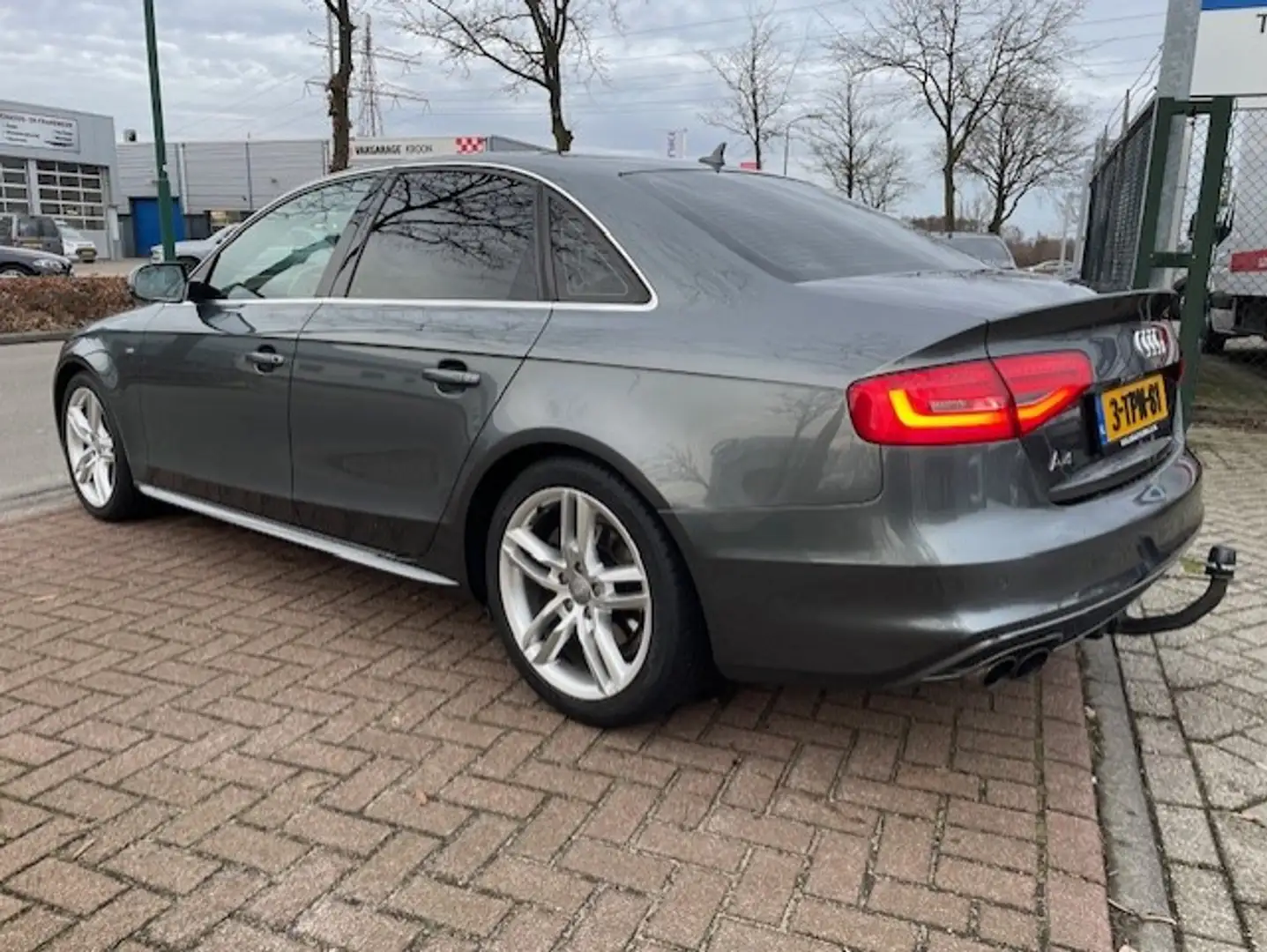 Audi A4 Limousine 1.8 TFSI 170pk Sport Edition Automaat S- Grau - 2