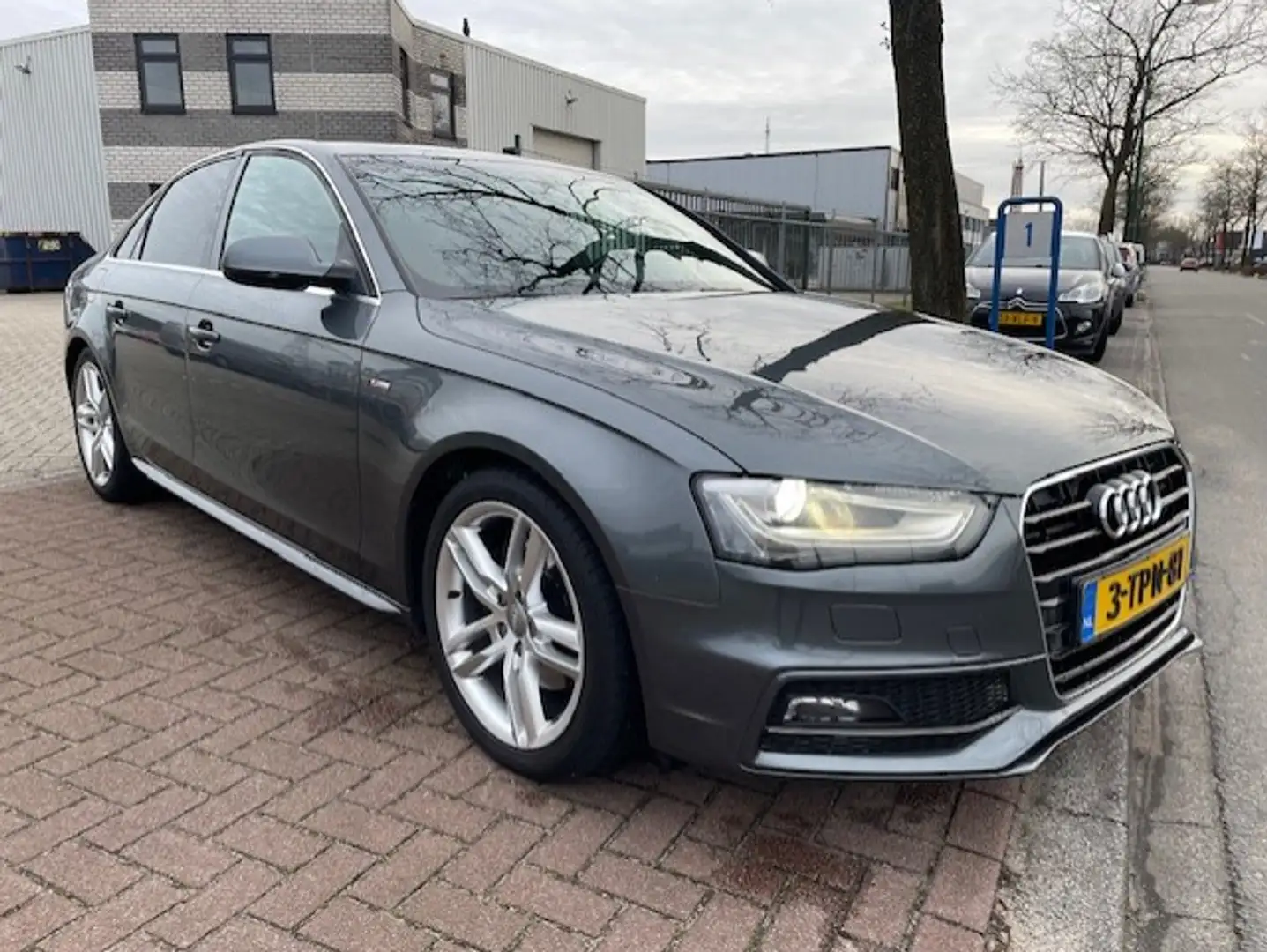 Audi A4 Limousine 1.8 TFSI 170pk Sport Edition Automaat S- Grau - 1