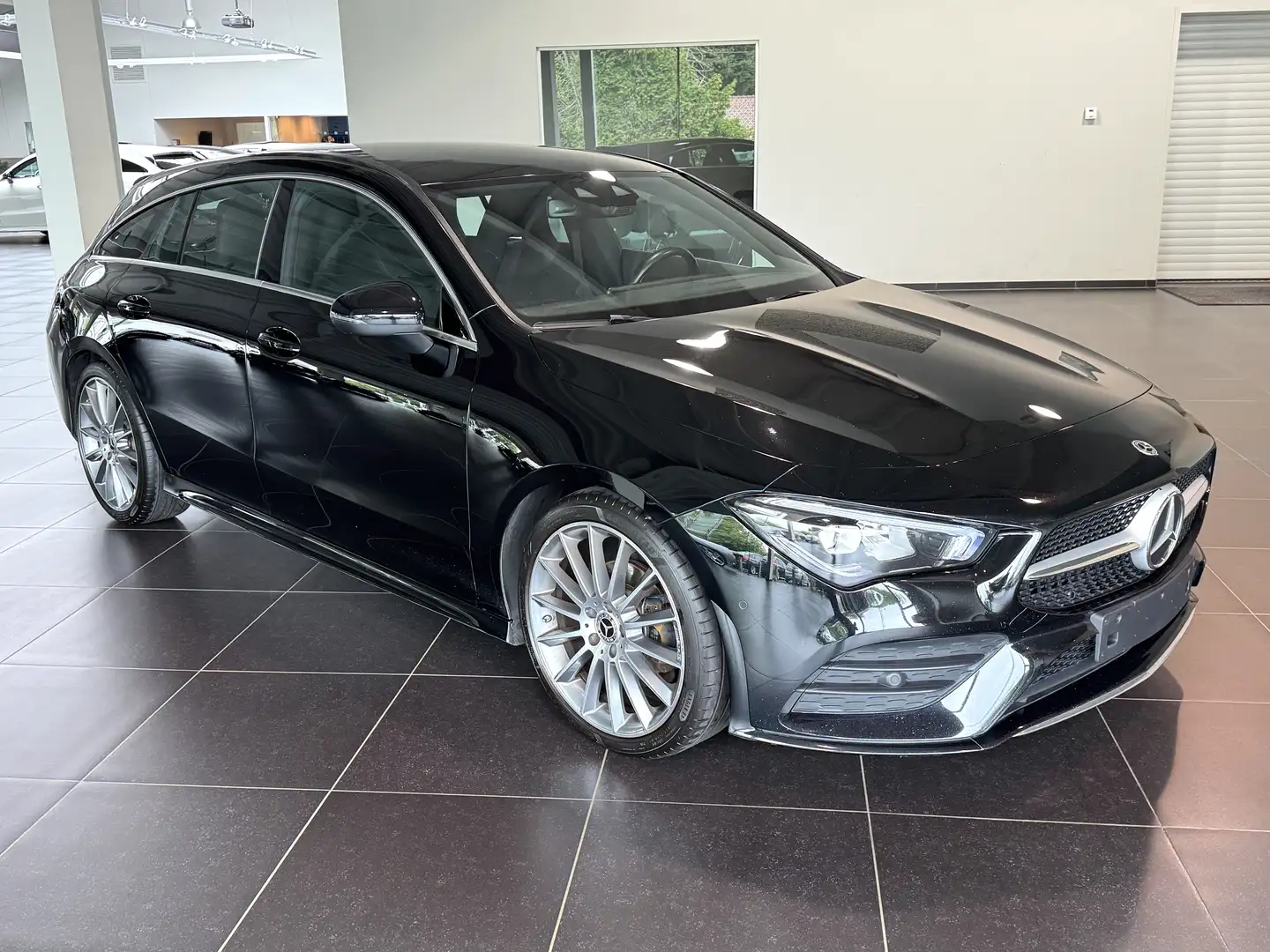 Mercedes-Benz CLA 180 SB AMG Mbux, Sfeerverlichting, 19 Inch Alu - 2