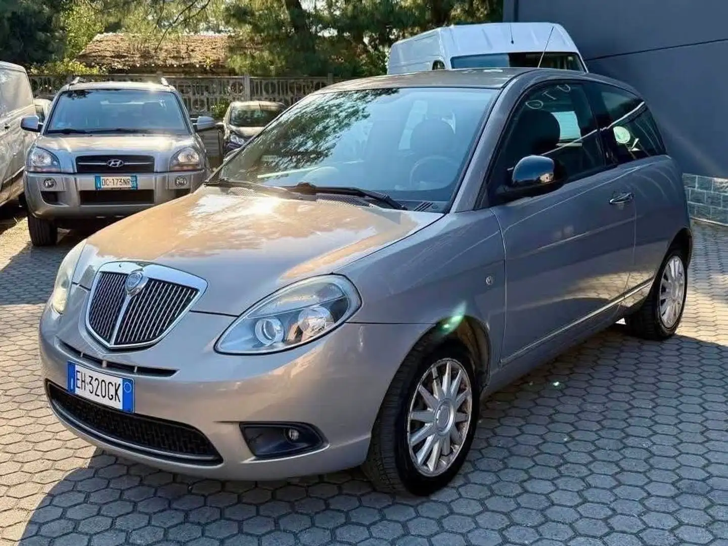 Lancia Ypsilon Ypsilon 1.2 BENZINA 8v Diva 69cv NEOPATENTATI Oro - 1