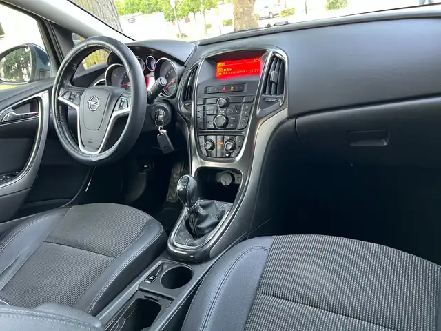 Opel Astra view 3