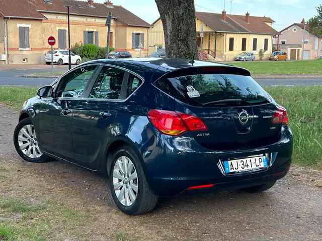 Opel Astra view 6