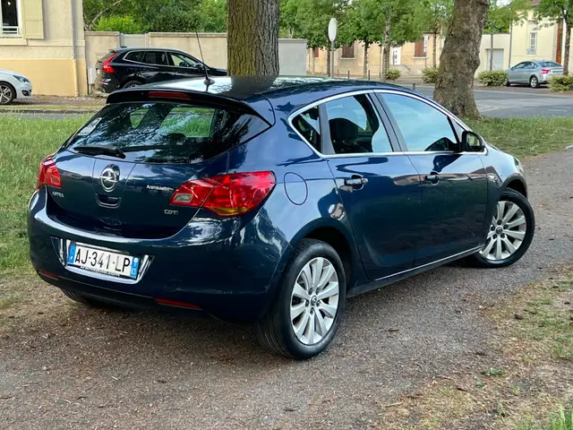 Opel Astra view 2