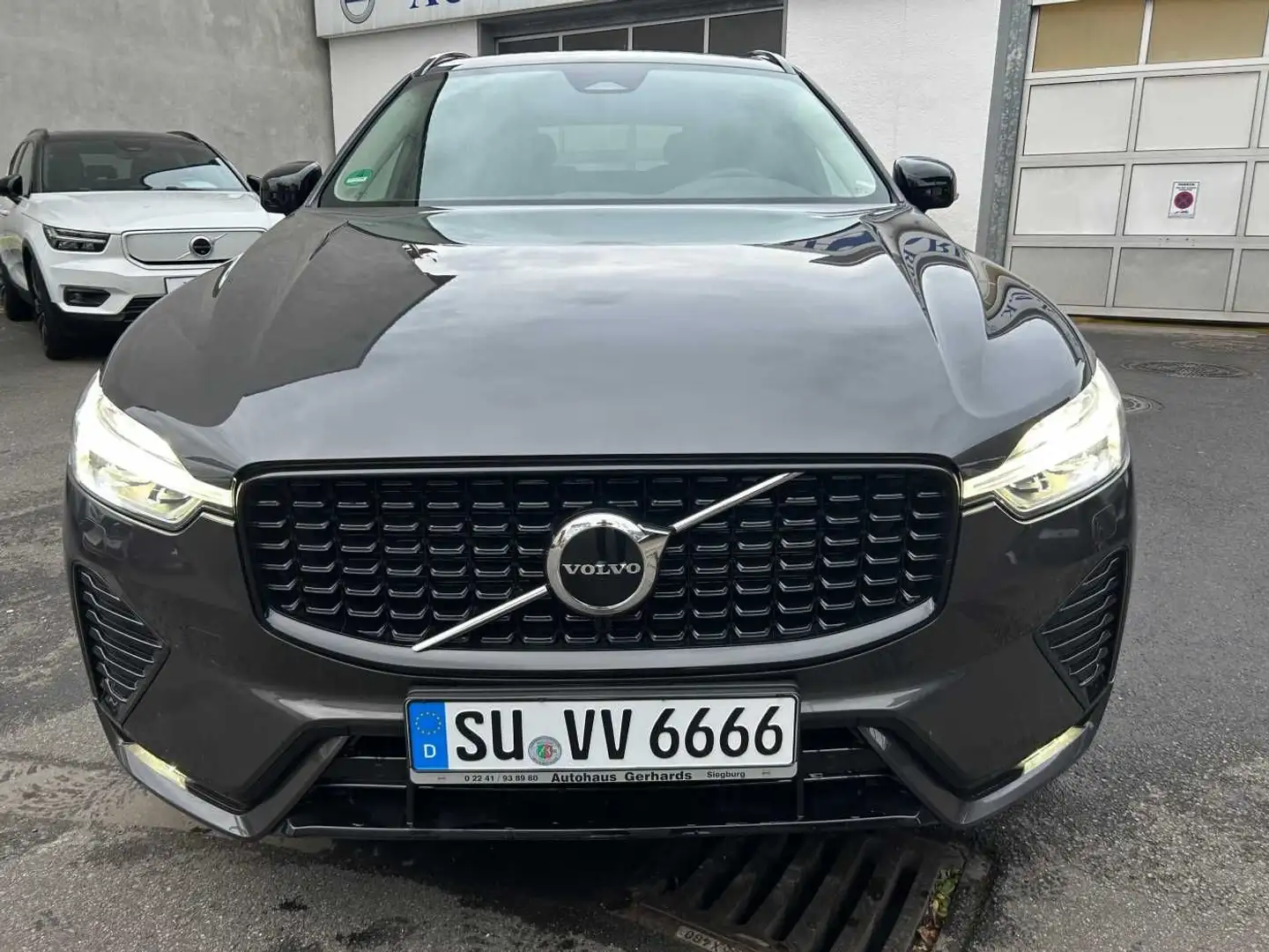 Volvo XC60 Diesel B4 AWD Plus Dar AHK,ACC,BLIS,Kamera, Grau - 2