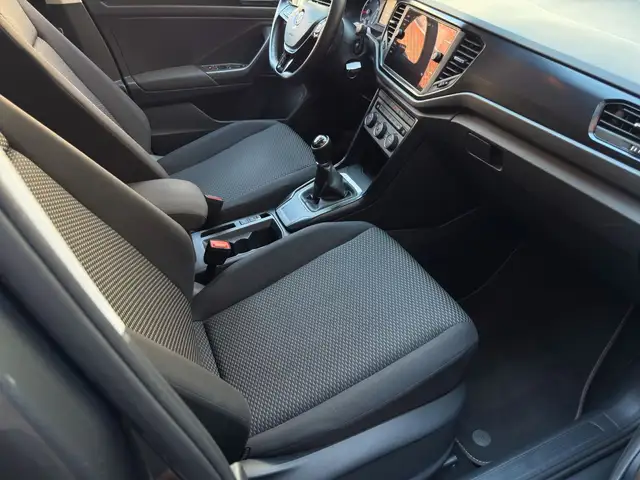 Volkswagen T-Roc view 12