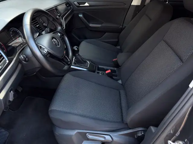 Volkswagen T-Roc view 10