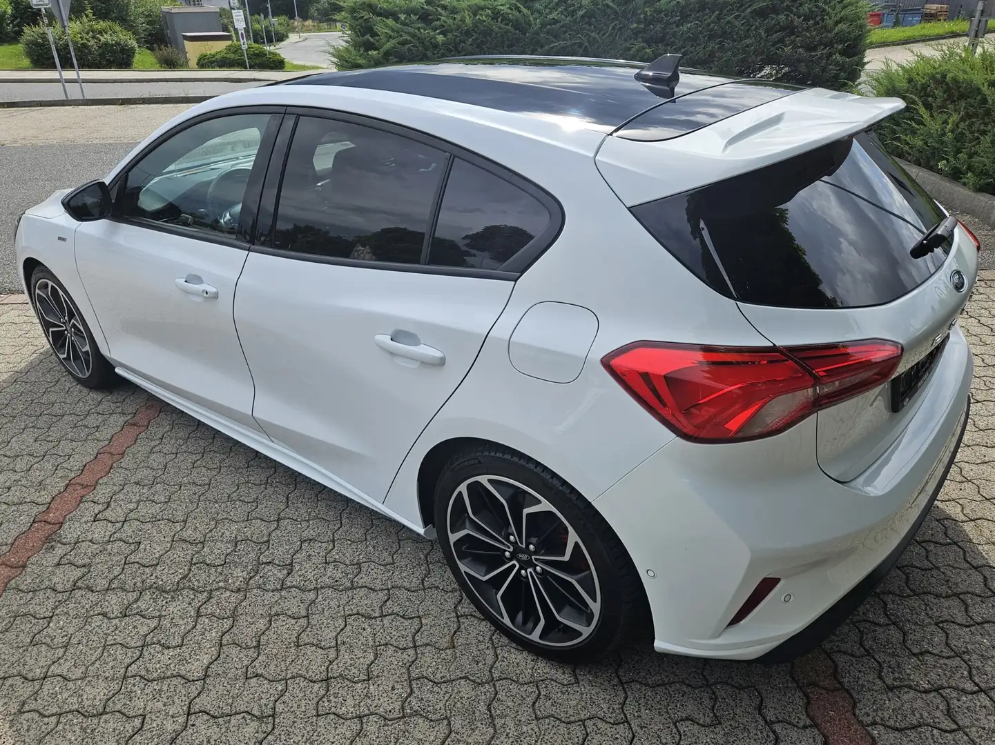 Ford Focus ST-Line 1.5 Automatik - Top gepflegt Weiß - 2