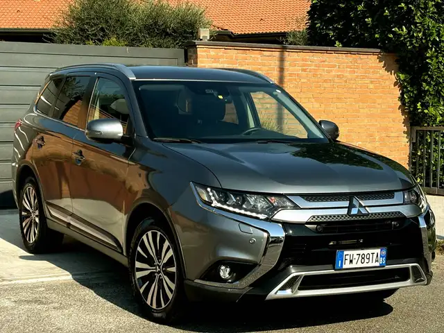 Mitsubishi Outlander 2.0 aut. b/GPL 4x4- 7POSTI- Pelle,Navi,LED-Garanzia-FULL