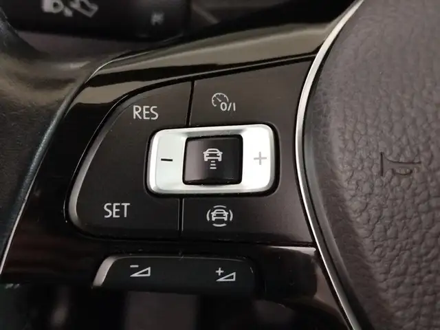 Volkswagen T-Roc view 10