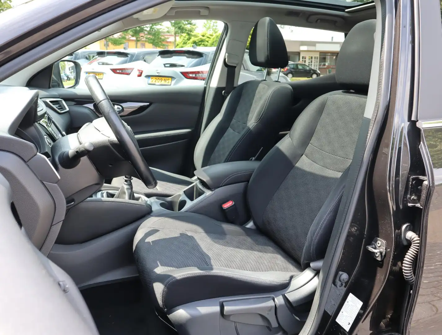 Nissan Qashqai 1.2 N-Connecta | Panoramadak | Trekhaak | 360 Came Schwarz - 2