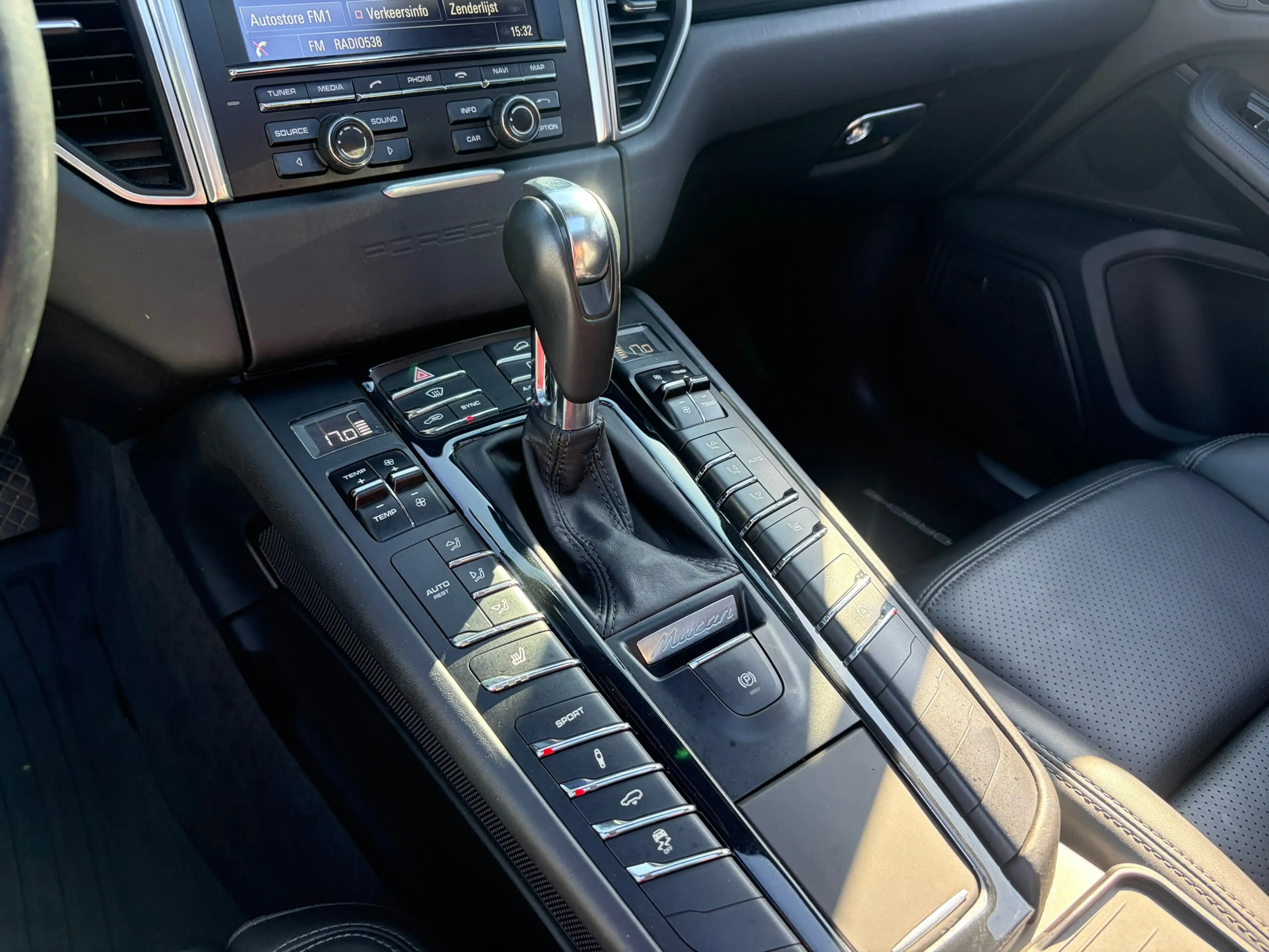 Porsche Macan 3.6 Turbo — photo 12