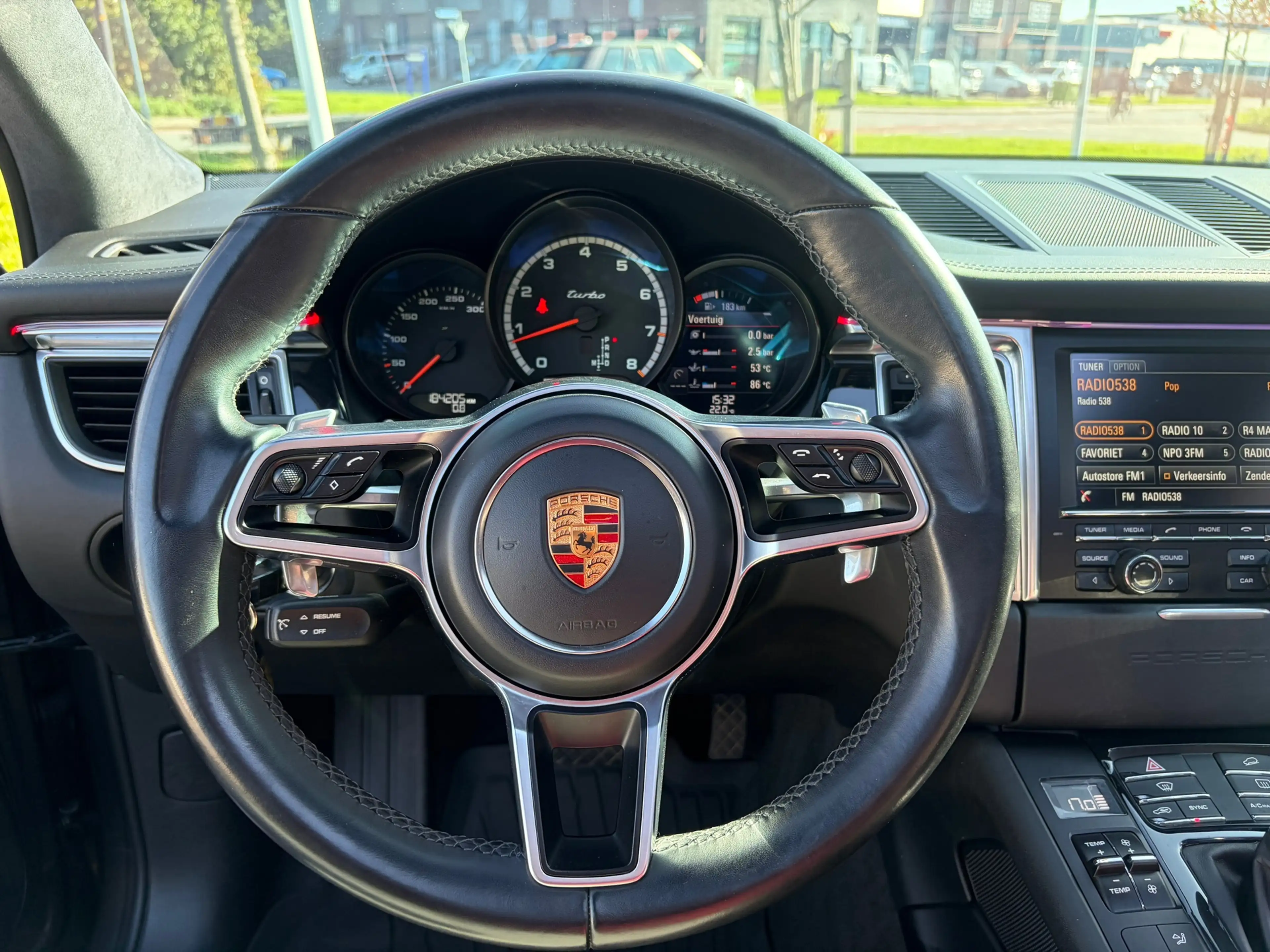 Porsche Macan 3.6 Turbo — photo 9