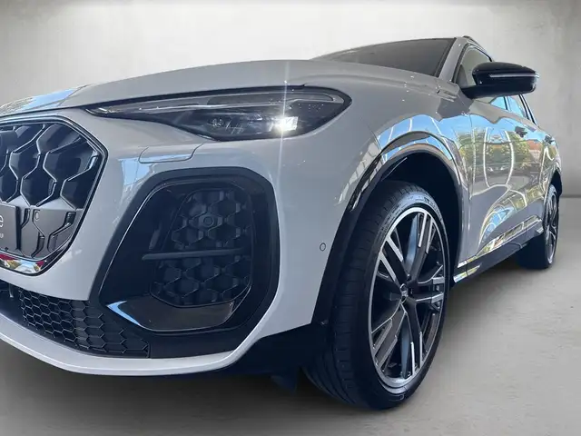 Audi Q5 view 4