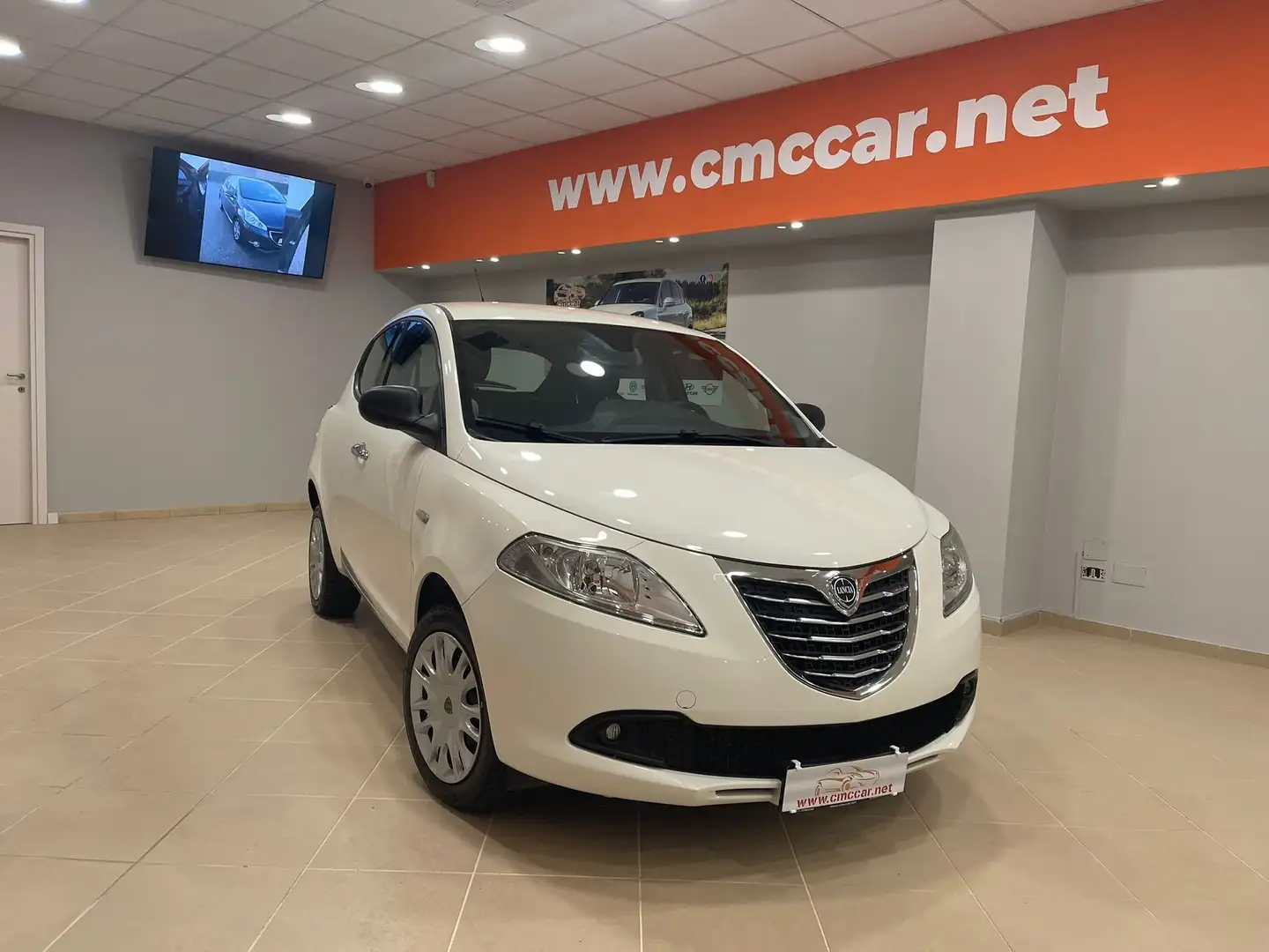 Lancia Ypsilon Ypsilon 0.9 t.air Gold ecochic metano 80cv Bianco - 1