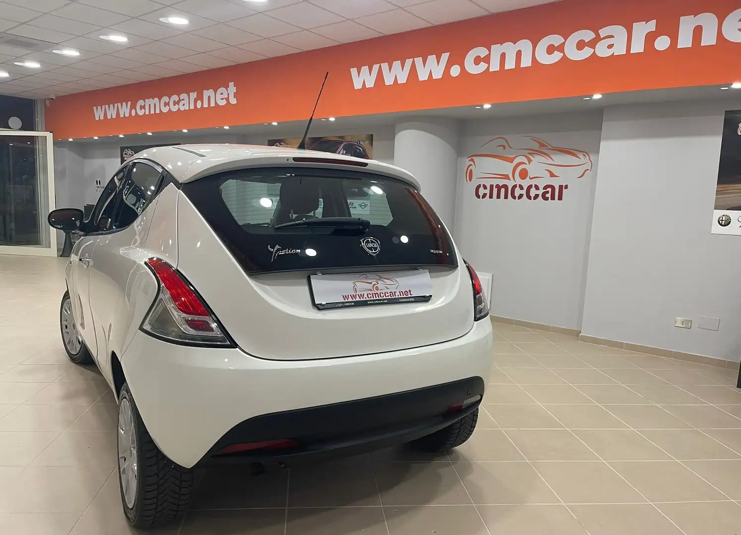 Lancia Ypsilon Ypsilon 0.9 t.air Gold ecochic metano 80cv Bianco - 2