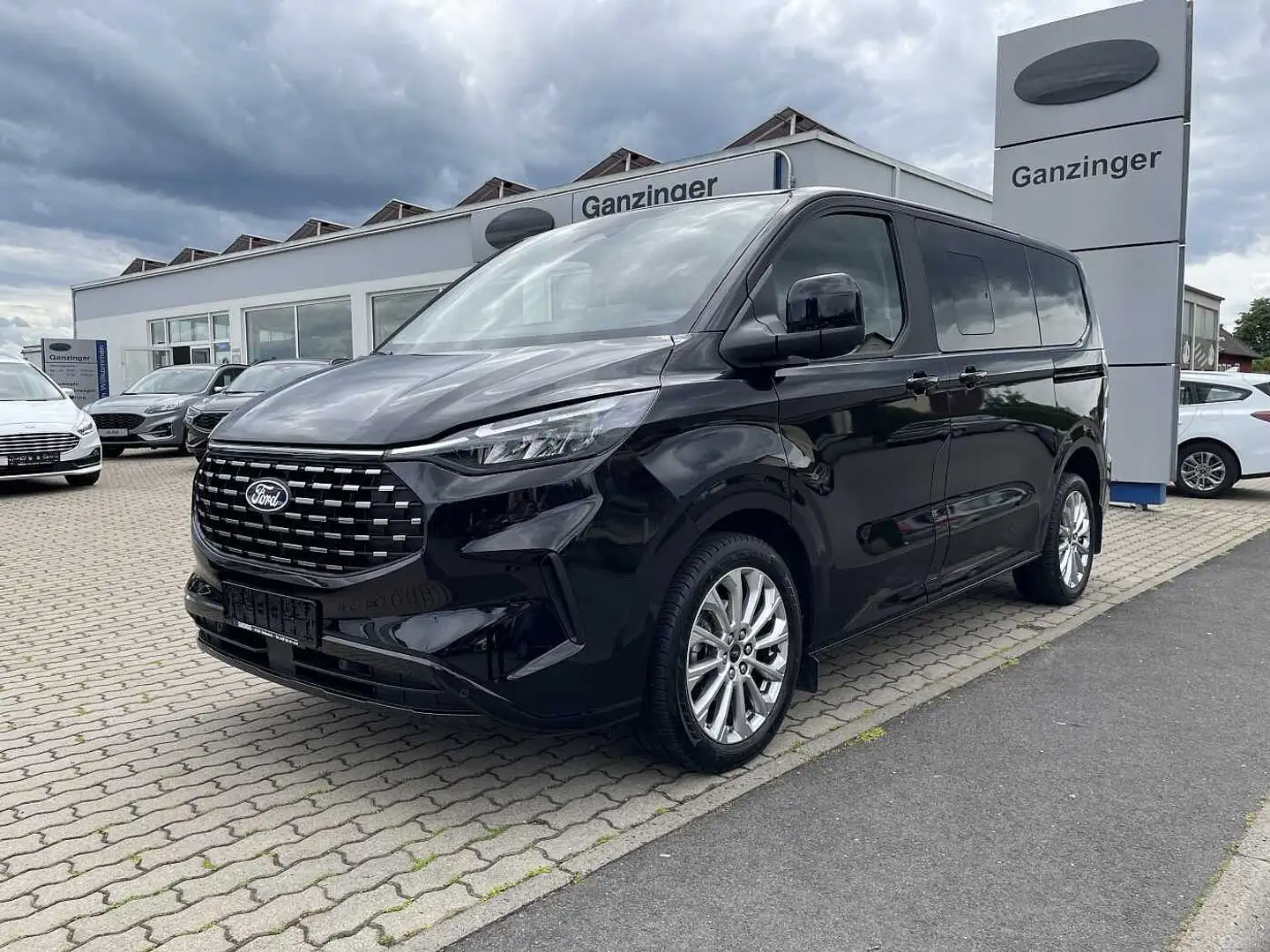 Ford Tourneo Custom Titanium L1 4x4 Automatik, 1.HAND+AHK+LED+NAVI+DAB Zwart - 1