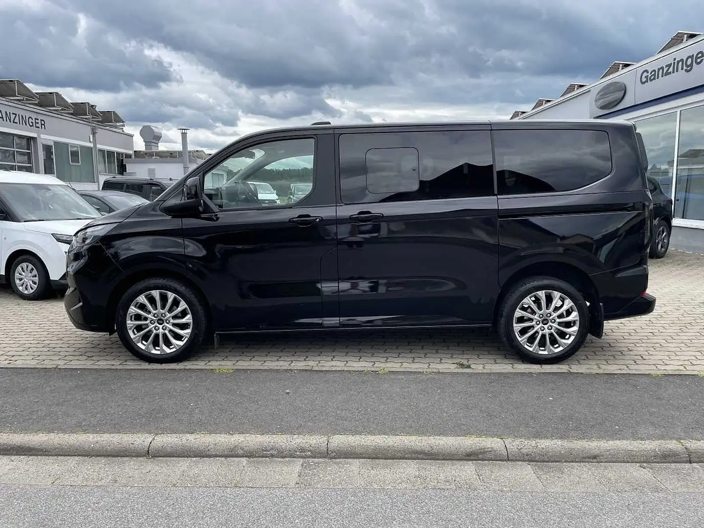 Ford Tourneo Custom Titanium L1 4x4 Automatik, 1.HAND+AHK+LED+NAVI+DAB Zwart - 2