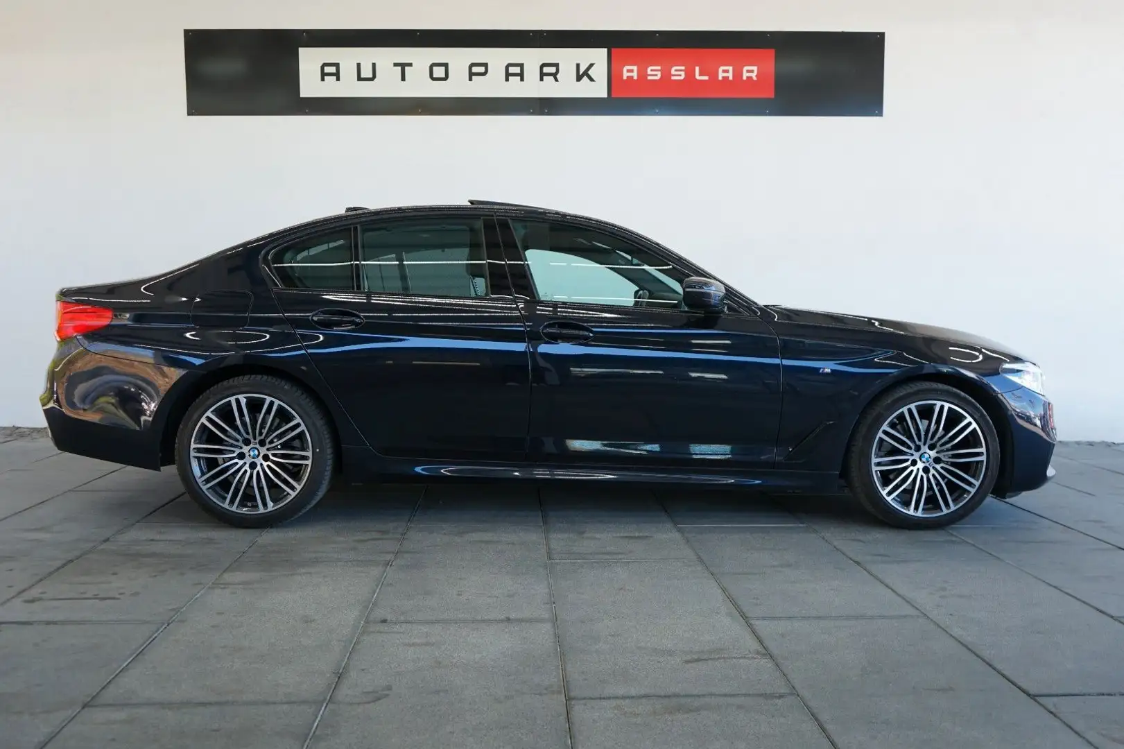 BMW 520 d xDrive M Sportpaket*LED*GLASDACH*HeadUp*19 Zwart - 2