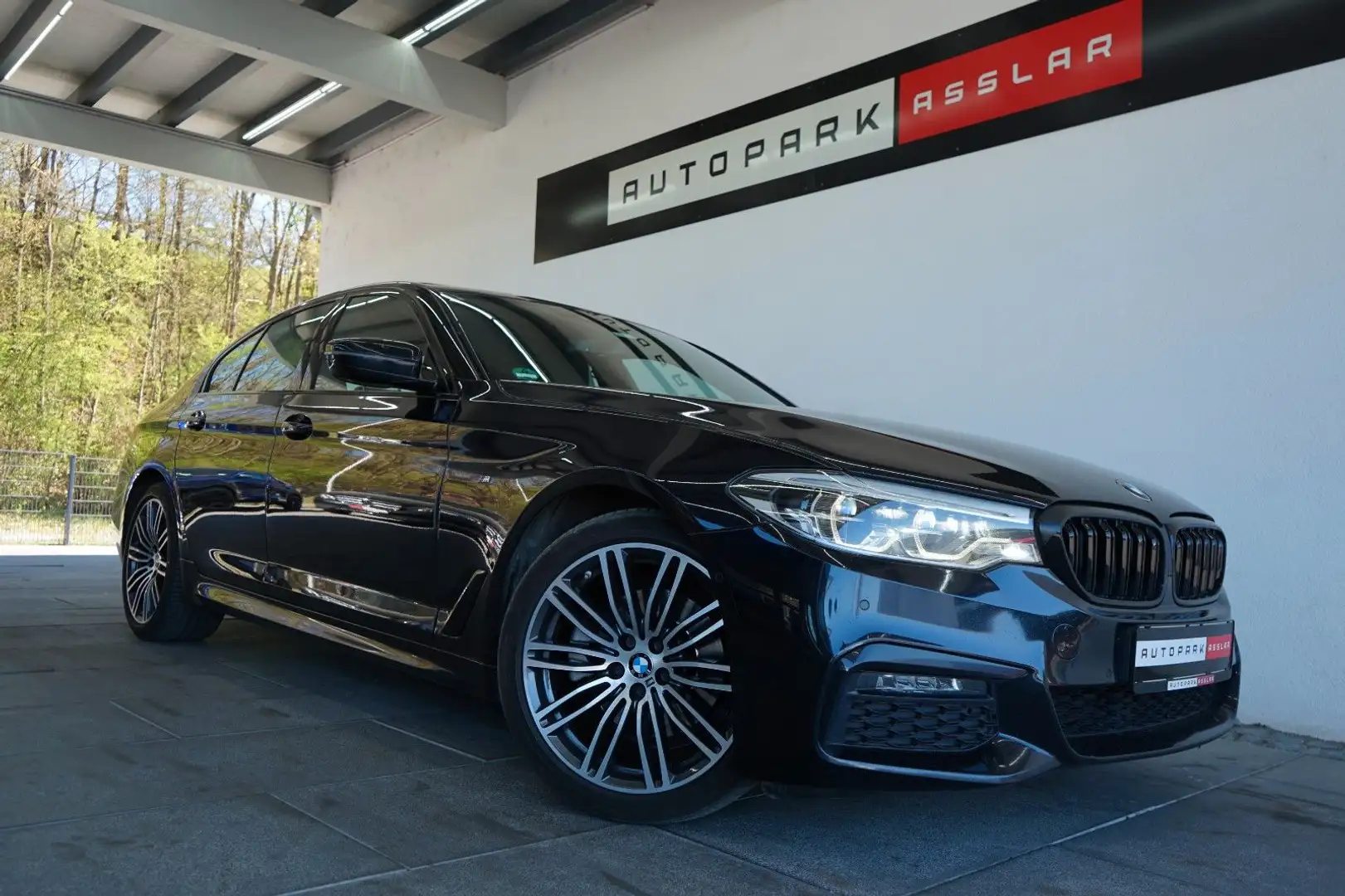 BMW 520 d xDrive M Sportpaket*LED*GLASDACH*HeadUp*19 Zwart - 1