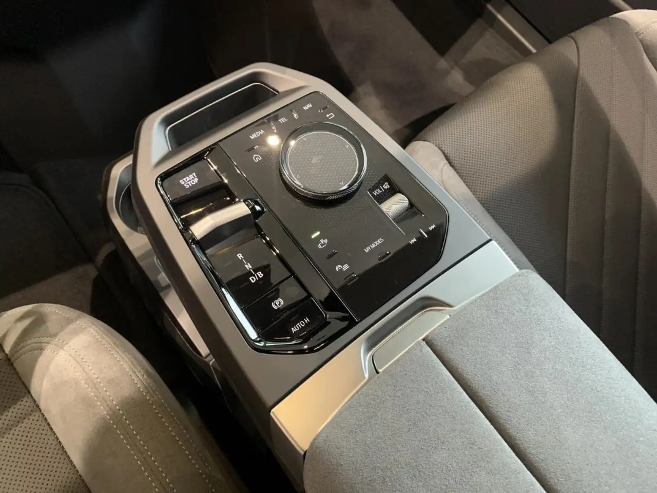 BMW iX xDrive 45 Sportpaket HUD AHK-klappbar AHK Panorama 13