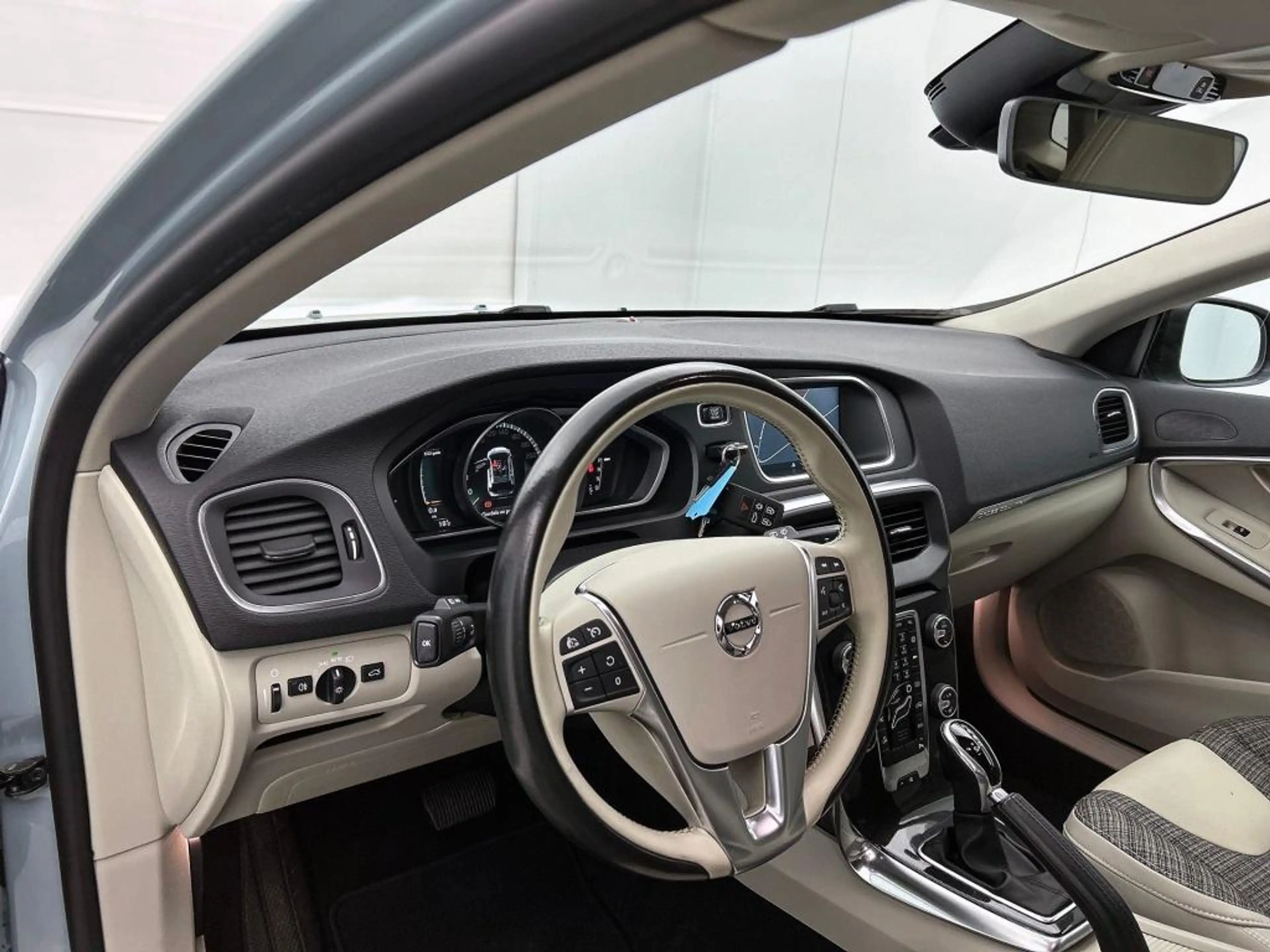 Volvo V40 Cross Country 1.5 T3 Momentum | Trekhaak | Navigatie | Cruise Co — photo 9