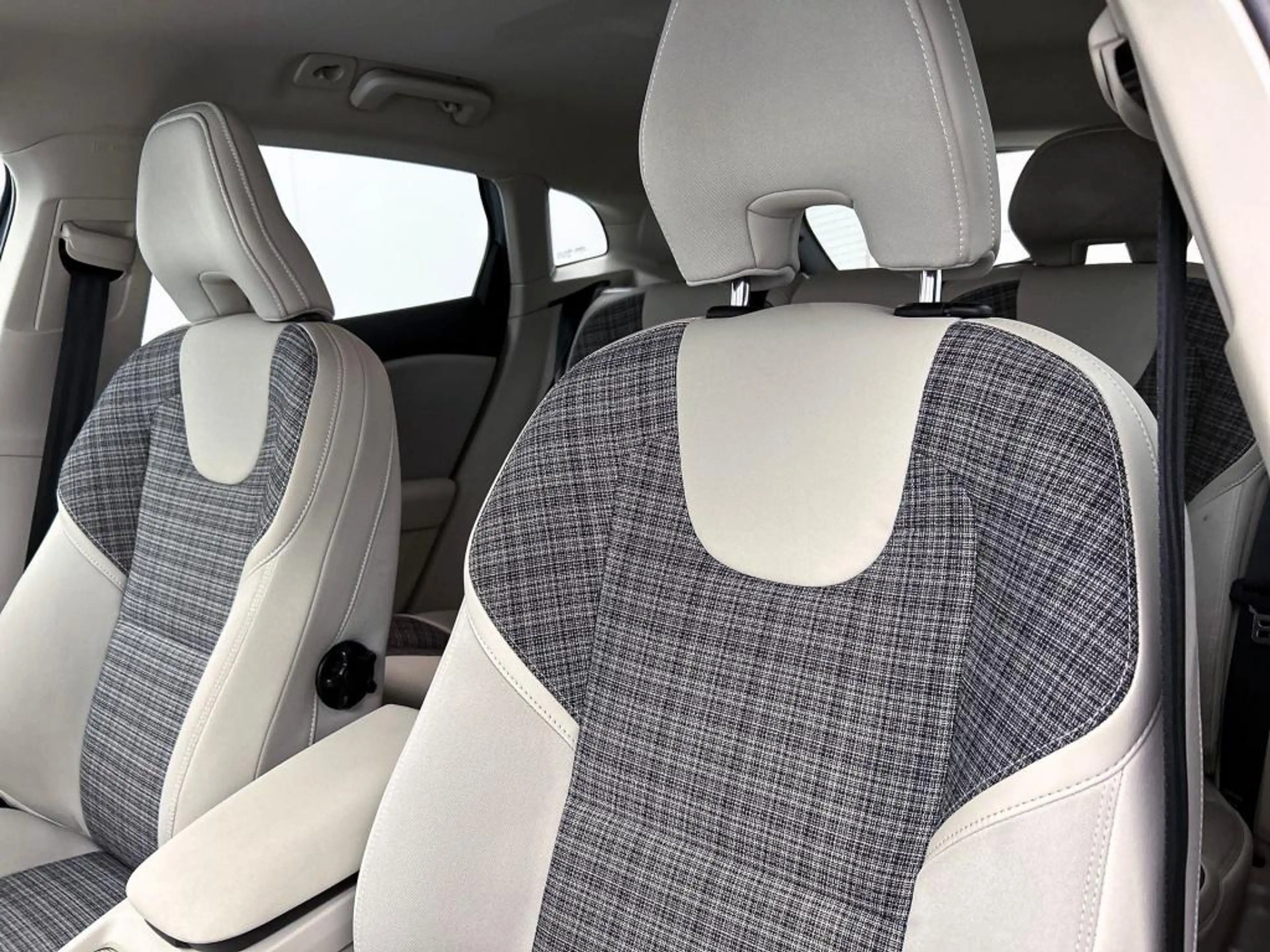 Volvo V40 Cross Country 1.5 T3 Momentum | Trekhaak | Navigatie | Cruise Co — photo 12