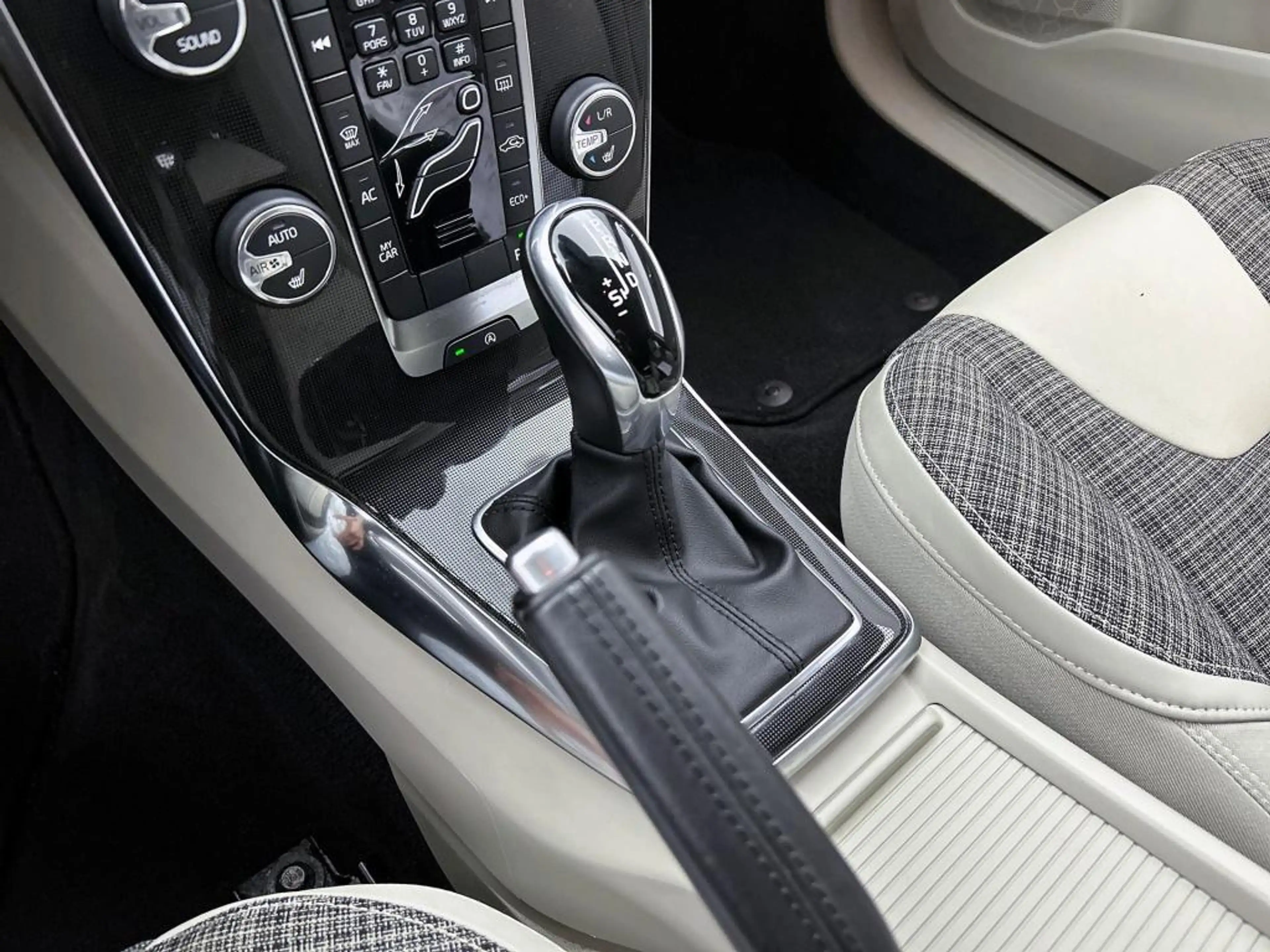 Volvo V40 Cross Country 1.5 T3 Momentum | Trekhaak | Navigatie | Cruise Co — photo 15
