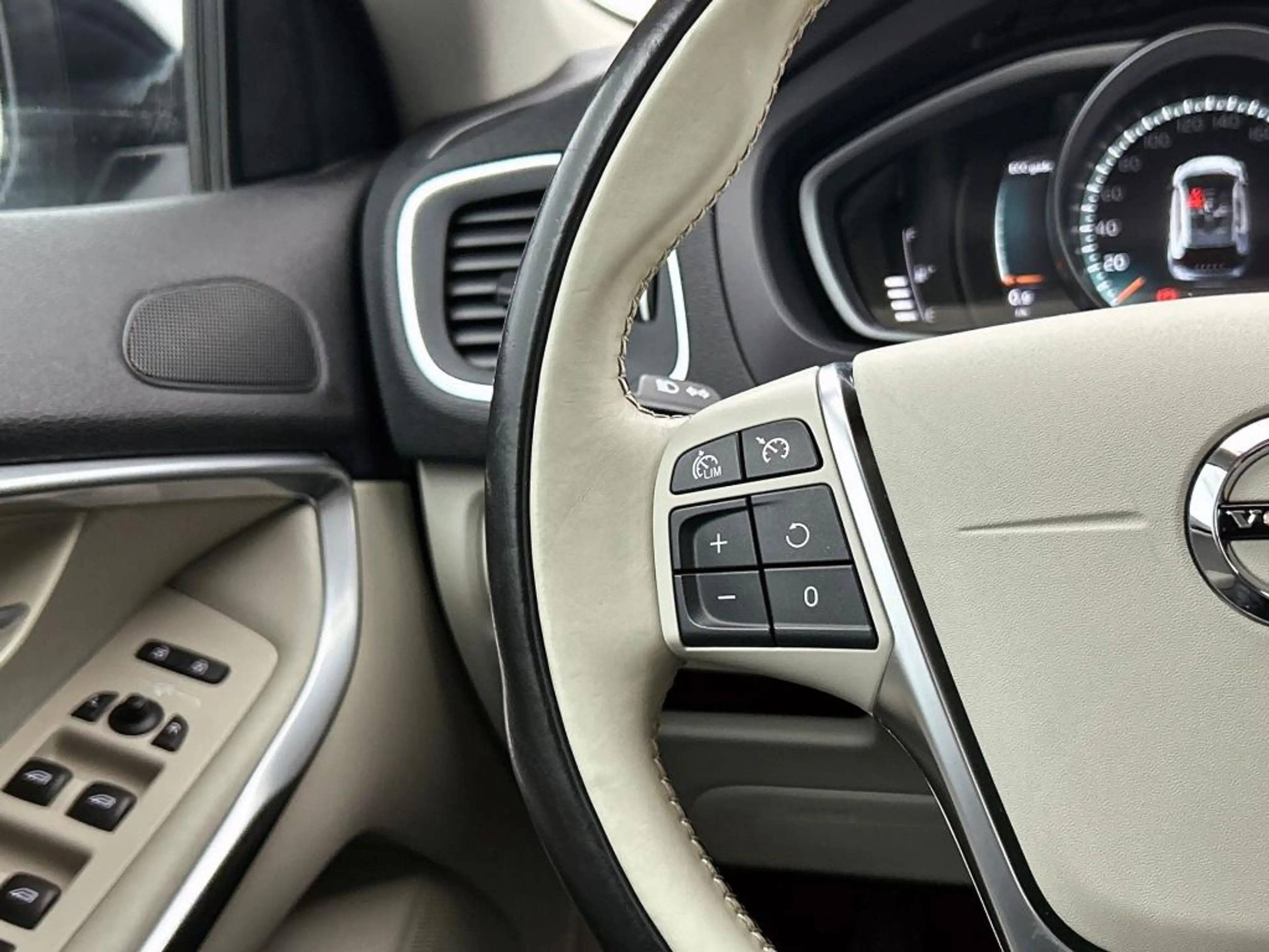 Volvo V40 Cross Country 1.5 T3 Momentum | Trekhaak | Navigatie | Cruise Co — photo 6