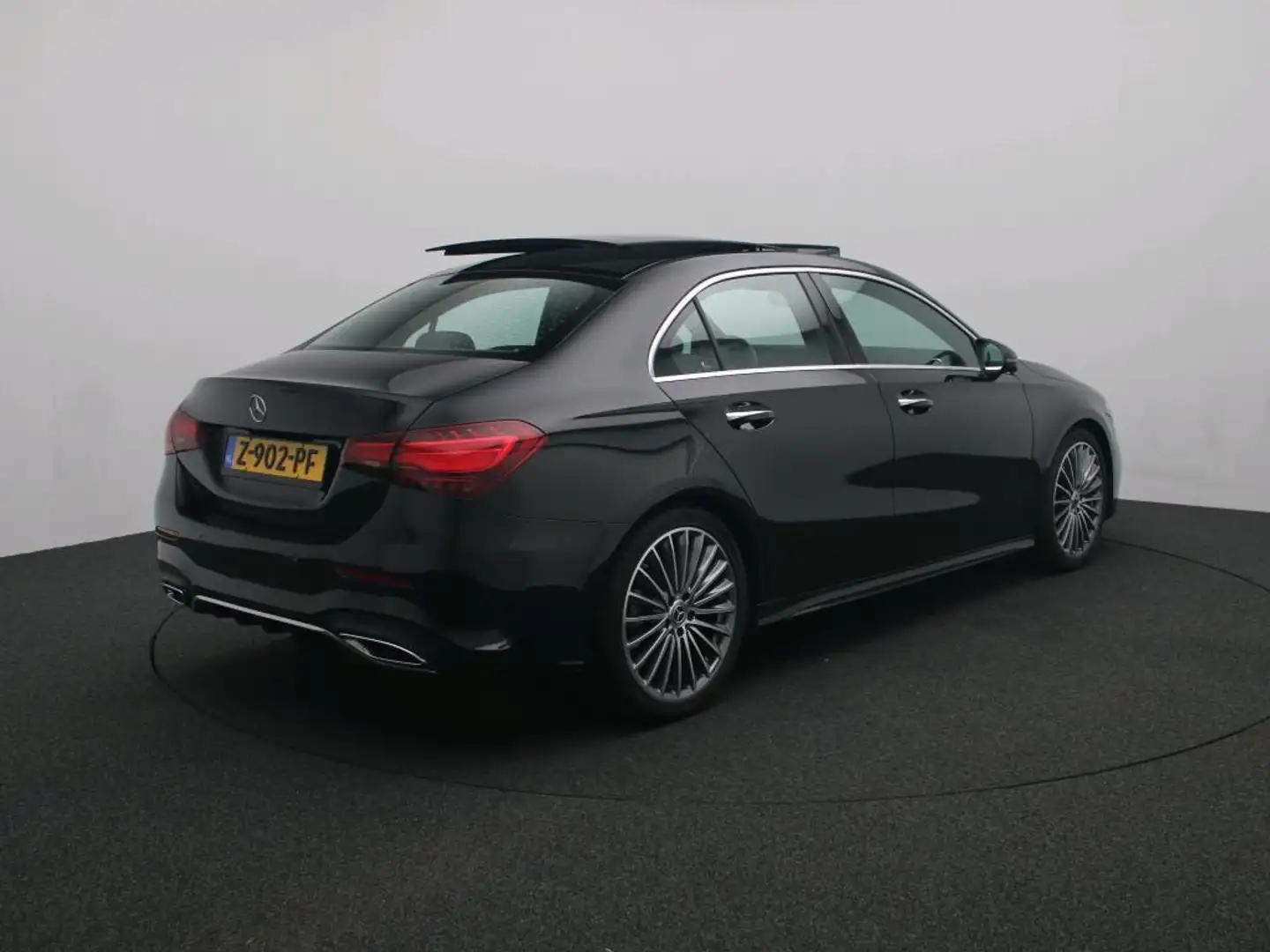 Mercedes-Benz A 180 Star Edition AMG Line Plus Panorama Dak / Keyless Zwart - 2