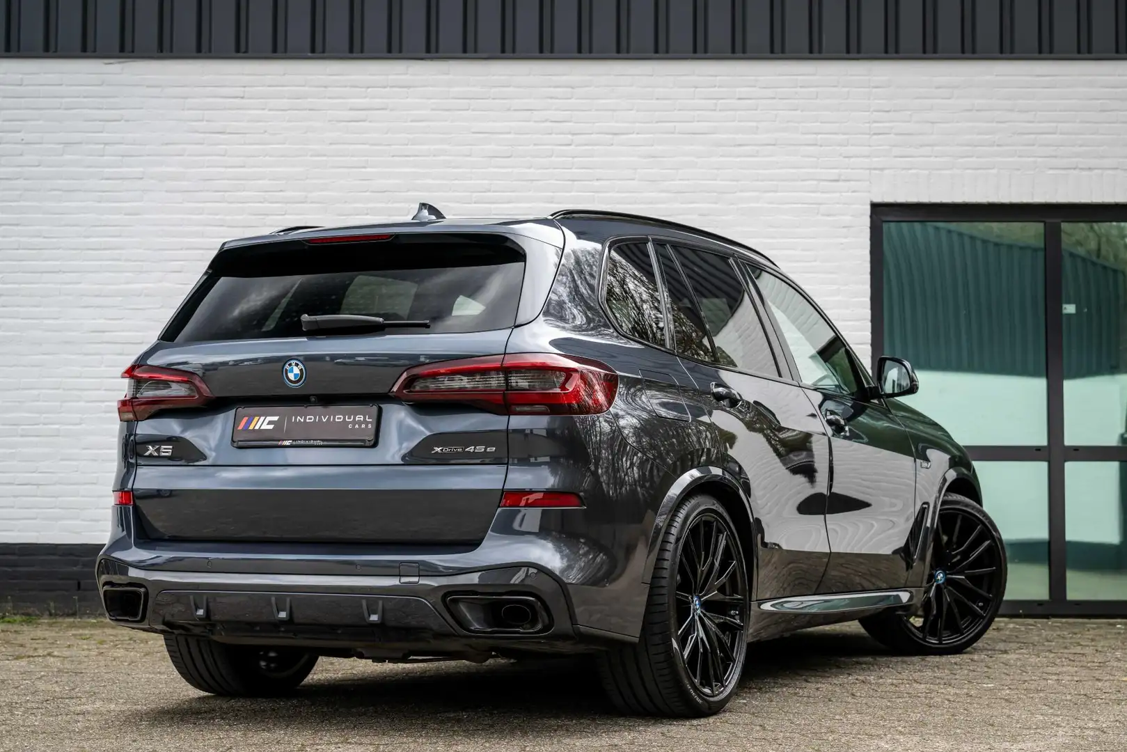 BMW X5 xDrive45e M-Sport 4-Wielsturing Individual B&W Grey - 2