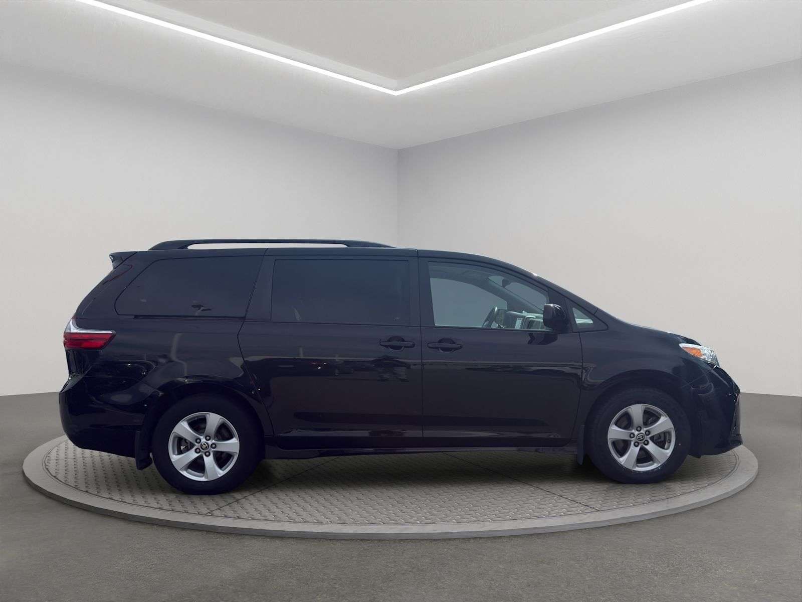 2020 Toyota Sienna LE — снимка 1