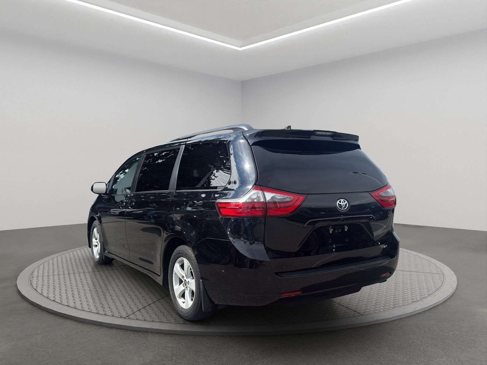 2020 Toyota Sienna LE — снимка 1