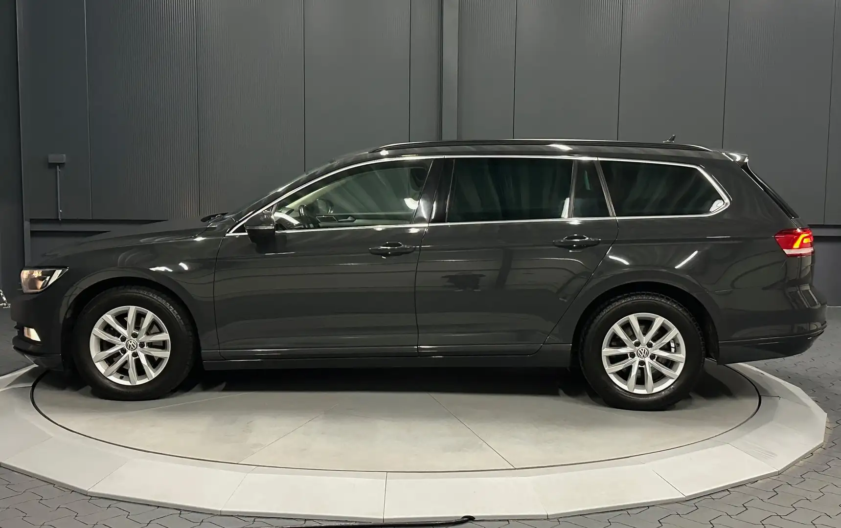 Volkswagen Passat Variant Comfortline *DigCock*KAMERA*NAVI*MASSAGE*el.Klappe Grijs - 2