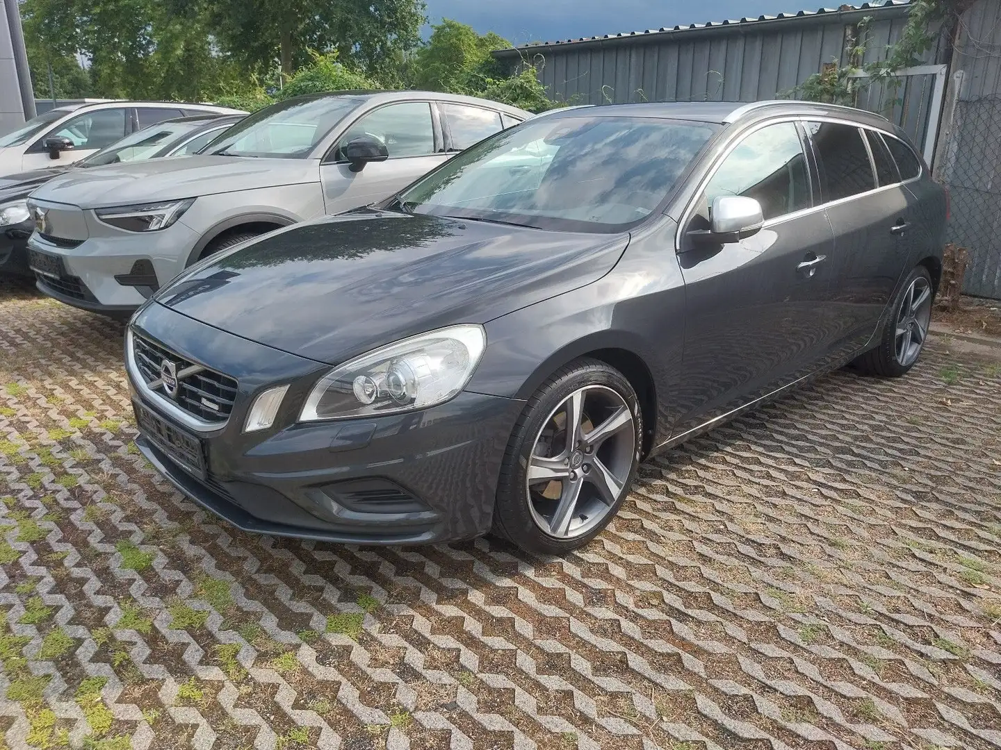 Volvo V60 Kombi R-Design Grau - 1