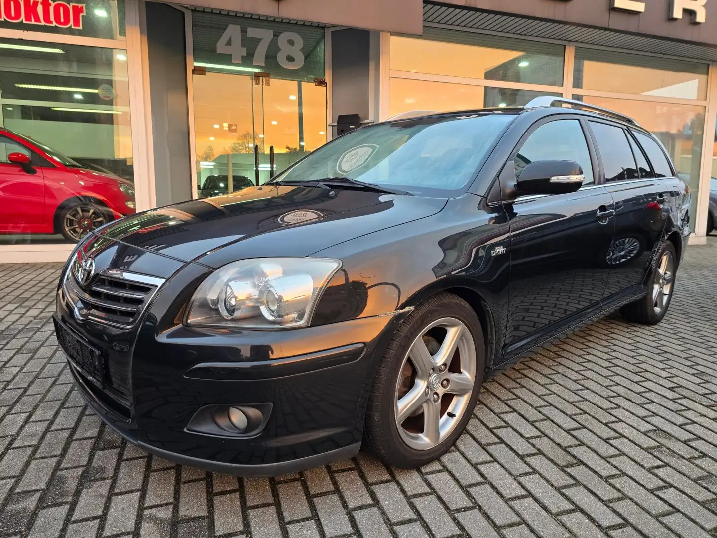 Toyota Avensis Kombi 2.2 D-CAT Sol Schwarz - 1