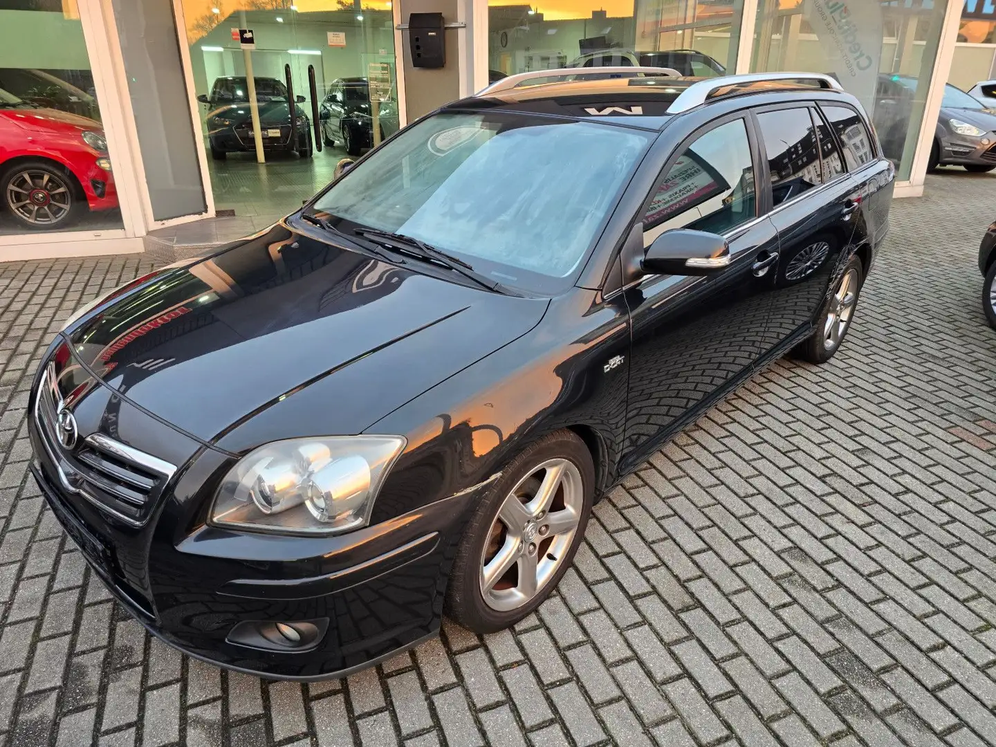 Toyota Avensis Kombi 2.2 D-CAT Sol Schwarz - 2