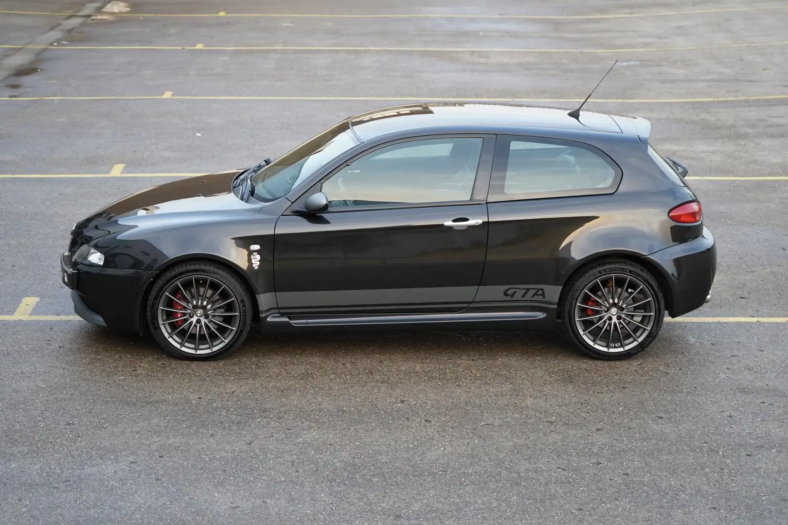 Alfa Romeo 147 3.2 V6 GTA Schwarz - 2