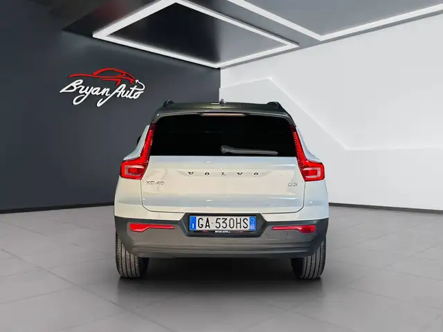 Volvo XC40 view 2