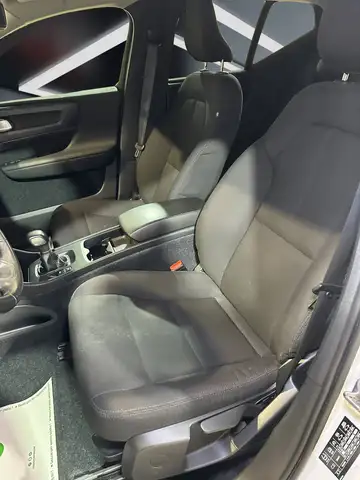 Volvo XC40 view 10