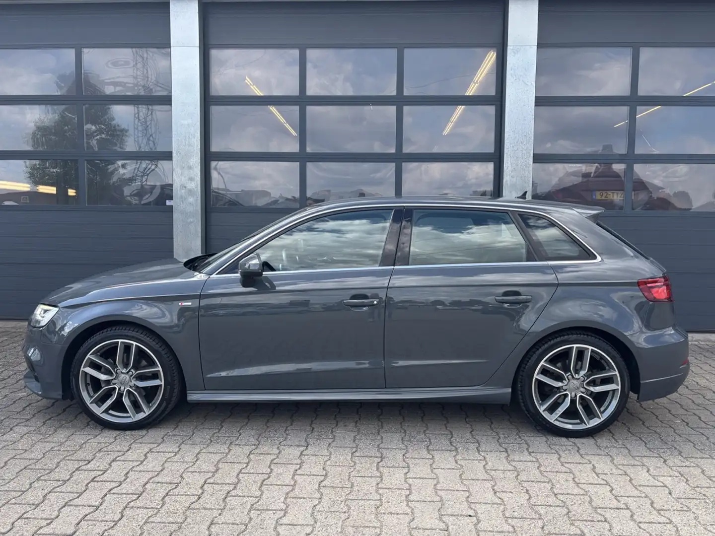 Audi A3 Sportback 35 TFSI 150pk S tronic S Line Edition Grijs - 2