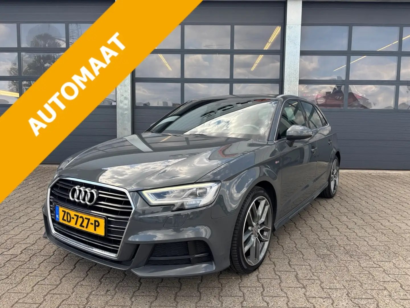 Audi A3 Sportback 35 TFSI 150pk S tronic S Line Edition Grijs - 1