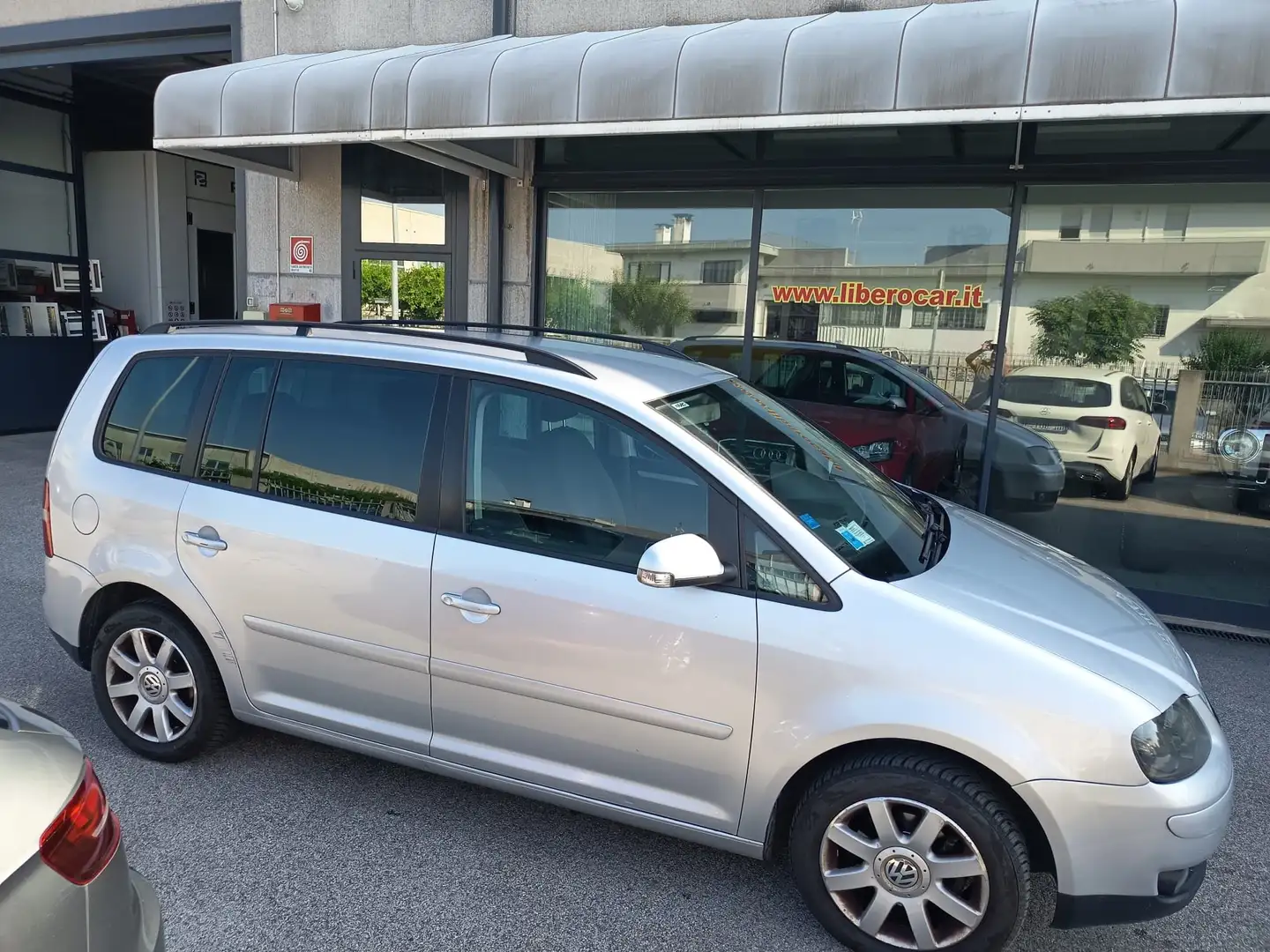 Volkswagen Touran VOLKSWAGEN TOURAN 5 posti 1.9 DIESEL DSG–NEOPAT Silver - 1