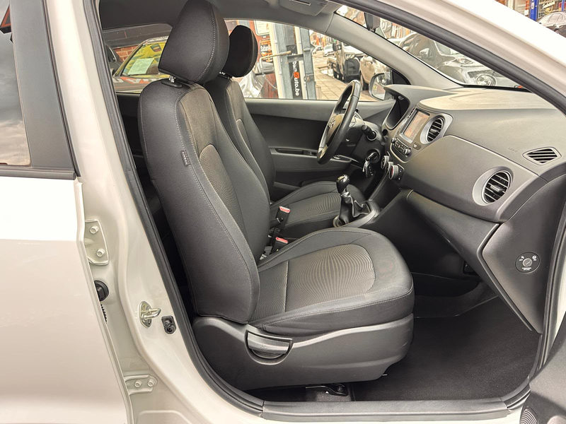 Hyundai i10 i10 1.0i Twist ° NAVI ° CARPLAY ° JANTES ° CLIM ° GARANTI 12 MOIS !! — photo 11