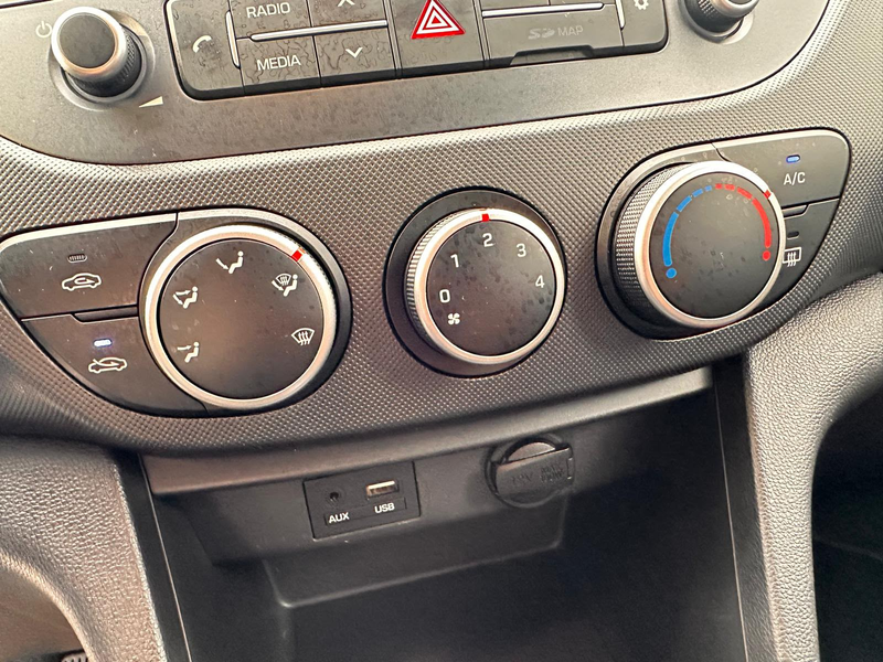 Hyundai i10 i10 1.0i Twist ° NAVI ° CARPLAY ° JANTES ° CLIM ° GARANTI 12 MOIS !! — photo 14