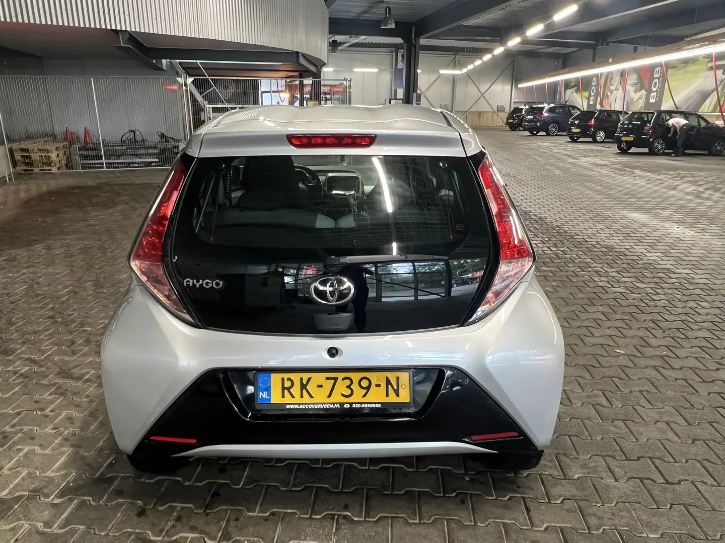 Toyota Aygo 1.0 VVT-i x-play Grijs - 2